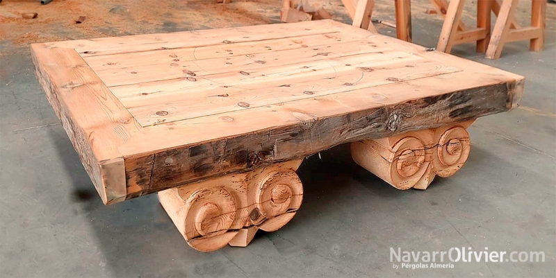 Mesa rústica de madera recuperada con patas de capiteles talla artesana
