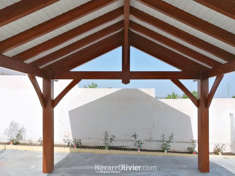 Pérgola de madera a 2 aguas para jardín de vivienda en Almanzora