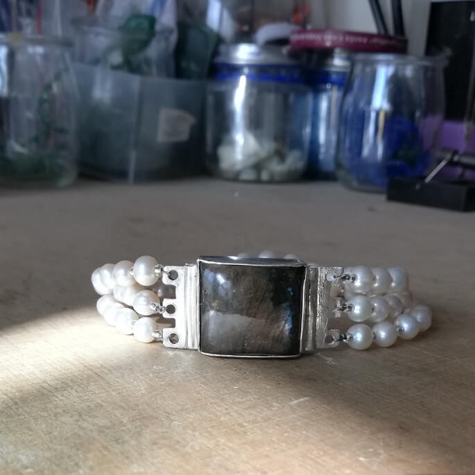 Pulsera de labradorita, perlas y plata