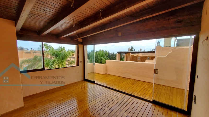 cubierta de madera con cortinas de cristal