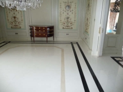 Pavimento de marmol blanco thassos con cenefa de negro belgica