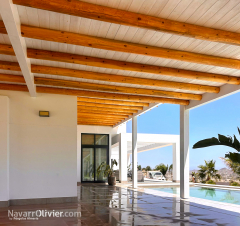 Porche de madera y tronco calibrado para casa rural con piscina