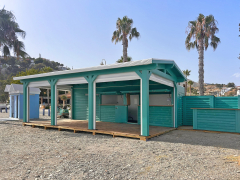 Chiringuito desmontable de temporada con terraza y pergola en la herradura