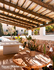 Pergola sostenible de tronco y canizo en agua amarga almeria