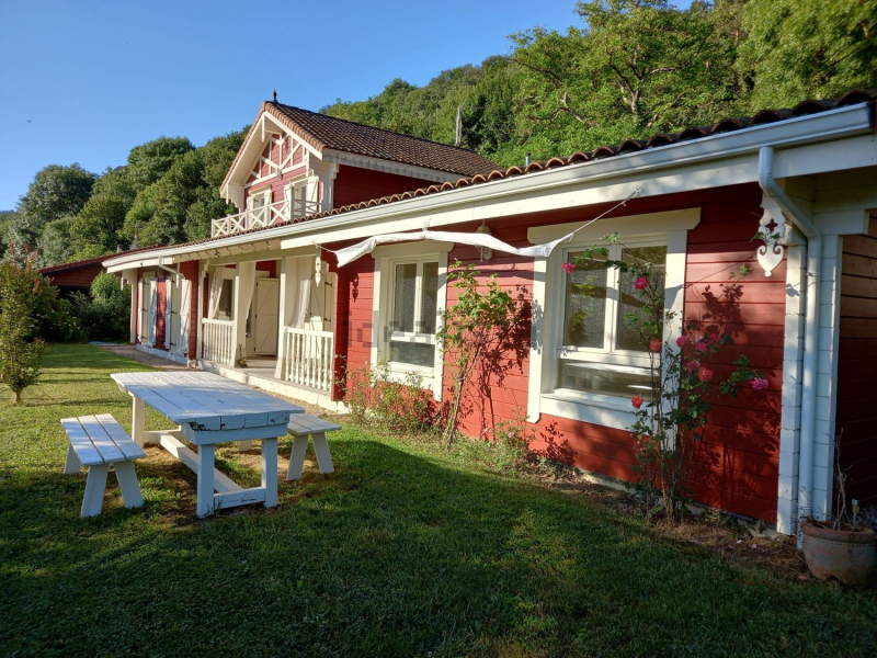 Casa de madera de PINO ROJO FINLANDES construida en Izarra, Alava País Vasco