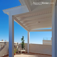 pergola de madera blanca para piso turistico