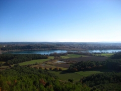 el Lago de Banyoles, a 2 km. de la casa. Vista des del Puig Clarà.