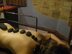 masaje de piedras volcánicas en la sala wellness de la casa