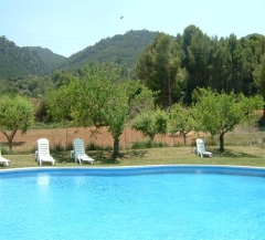 Piscina al aire libre desde donde puede disfrutar de la naturaleza y la tranquilidad de un entorno entre montanas y