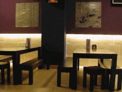Decoracion de asador-restaurante el dorado zona de mesas en el bar