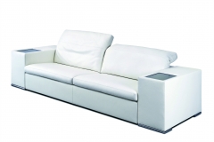 Athena: sofa de lujo con una pc multimedia integrada, un par de pantallas lcd touchsreen que se despliegan en cada