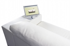 Athena: sofa de lujo con una pc multimedia integrada, un par de pantallas lcd touchsreen que se despliegan en cada