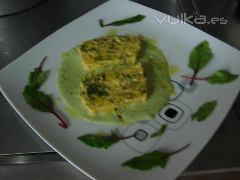 pastel de calabaza sobre crema de puerros