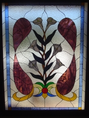 Gran ventanal con motivos florales modernista