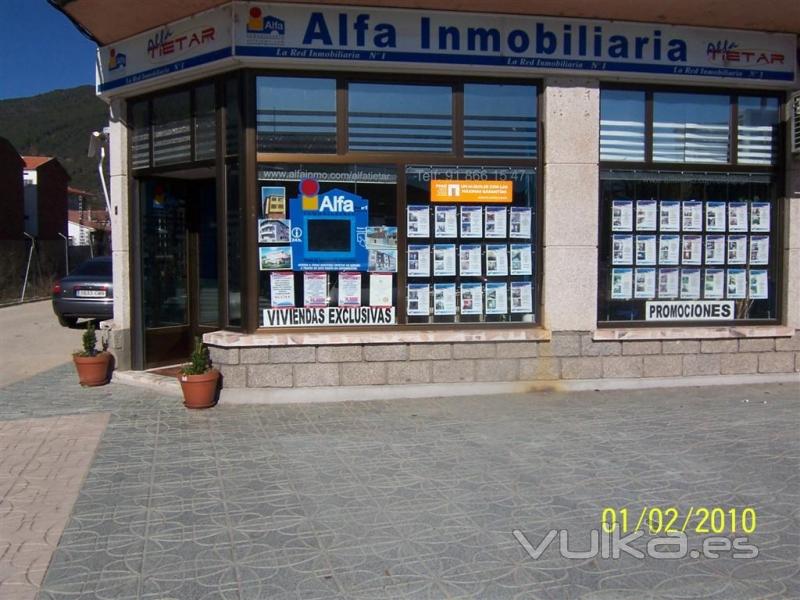 FACHADA LATERAL DE NUESTRA INMOBILIARIA, ESTAMOS SITUADOS EN LA CARRETERA, A CIEN METROS DE LA GASOLINERA.