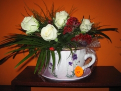 Composicion de rosas y celosias en taza con plato