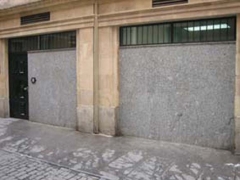 Estado que presenta la fachada de granito al corte y piedra de salamanca tras la limpieza de pintadas y sus