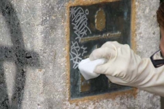 Limpieza de pintadas en placa de bronce usando el sistema adecuado para ello ver mas wwwsingraffiticom