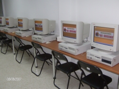 Contamos con mas de 50 ordenadores a disposicion de nuestros alumnos