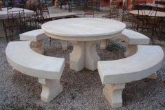 Mesa de piedra redonda con bancos