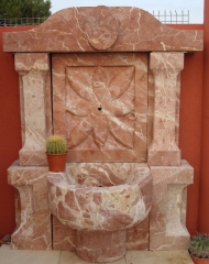 Fuente pared de piedra roja
