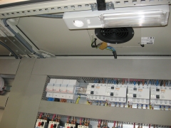 Parte superior cuadro con ventilacion, luz y enchufe schuko