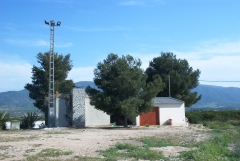 Alumbrado exterior con torre presilla y proyectores industriales de una campa junto a caseta de riegos agricolas