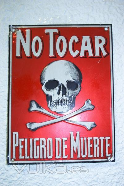 PLACA DE PELIGRO DE MUERTE ANTIGUA. FONDO ROJO.