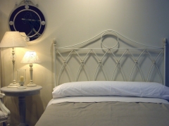 Ambiente dormitorio gotico color decape disponible en varias medidas y colores