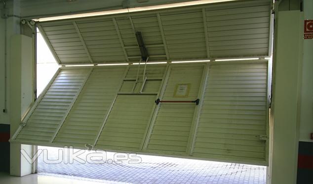 Foto: Garaje Basculantes : Vista interior de puerta basculante de  contrapesos con mecanismo electrohidráulico y puerta