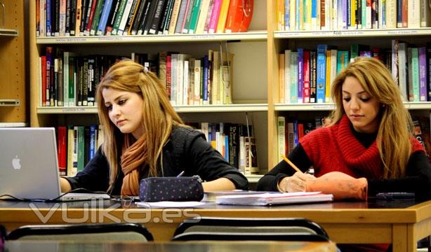 Alumnas en la biblioteca, Loyola Hall