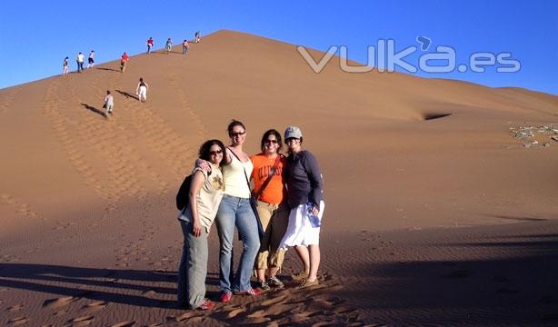 Alumnos visitando las dunas de las Islas Canarias