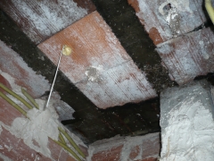 Humedad de condensacion en techo de ultima planta, en cuarto de bano