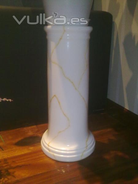 columna de plastico despues de pintada y decorada