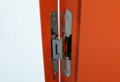 Sistema de bisagras completamente oculto y integrado en el cerco de aluminio de una puerta de paso