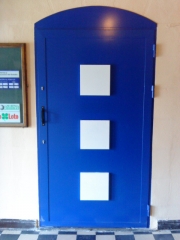 Puerta metalica con cuadrados en relieve y cerraduras con llaves que no se pueden copiar  colores elegidos por la