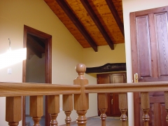 Detalle de barnizado de escalera en cabana de cantabria