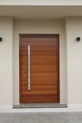 Puerta de 120 x 220 cm en madera de iroko y tirado r de acero inox