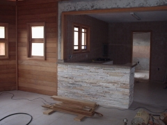 Cocina en casa de madera, combinada con piedra