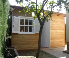 Caseta de jardin, de madera maciza, con puerta y ventana lacada