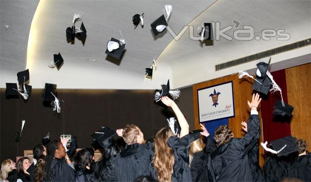 Alumnos celebrando su graduación en primavera 2010