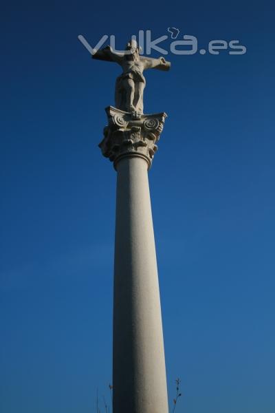 Columna de un cruceiro de piedra.