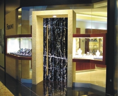 Puerta de entrada de la joyeria ferini del marmol portoro