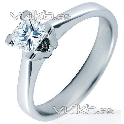 Anillo solitario de compromiso con diamante talla princesa