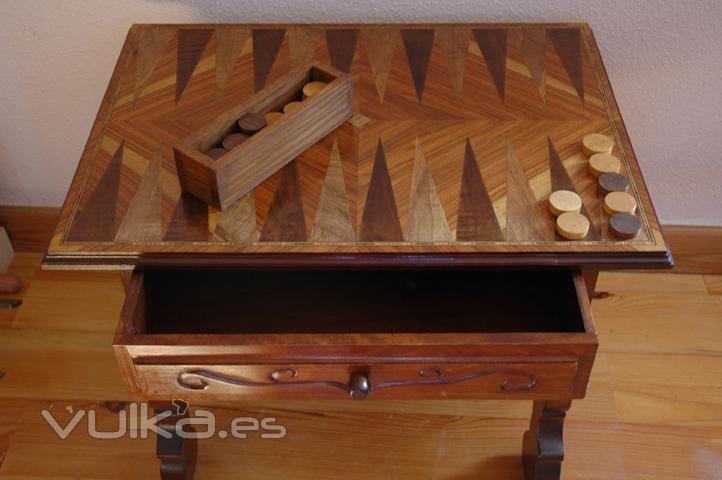 Mesa tallada y marquetada con el juego del Backgammon. Barnizada a muñequilla.