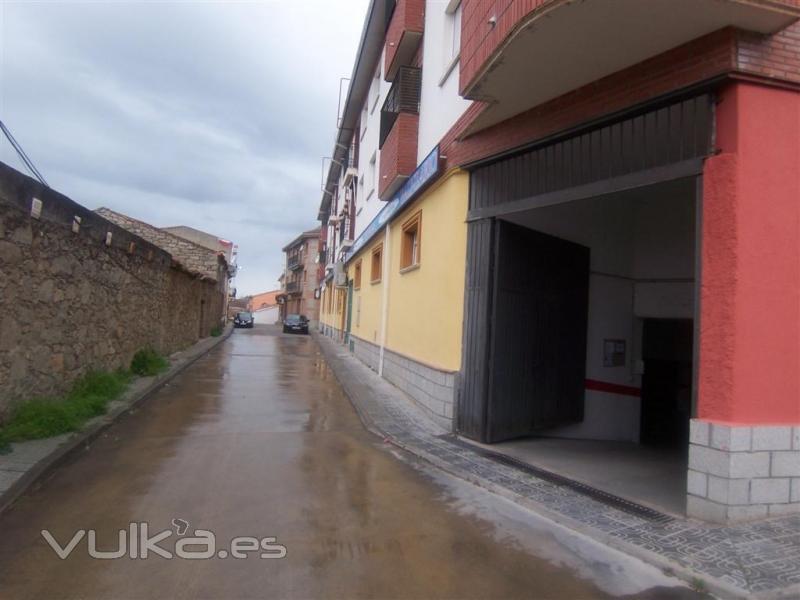 EL APARCAMIENTO DA A DOS CALLES EN EL CENTRO DE EL PUEBLO.