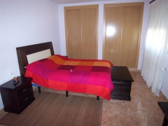 Dormitorio suite con cuarto de bano y armario empotrado de 4 puertas