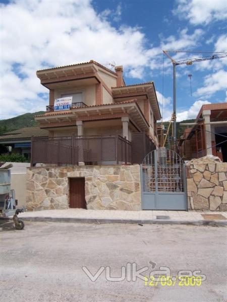 FACHADA DE CHALET EN SOTILLO DE LA ADRADA DE NUEVA CONSTRUCCION A ESTRENAR, TOTALMENTE AMUEBLADO CON 4 ...