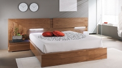 Dormitorio moderno en chapa natural color nogal con luz integrada