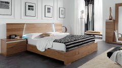 Dormitorio moderno con cabezal con luz integrada y de chapa natural color nogal